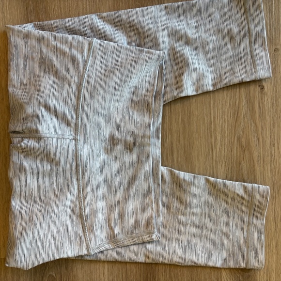 Lululemon Wunder Under High-Rise 1/2 Tight *Luxtreme 17" Size 4 - Picture 4 of 4